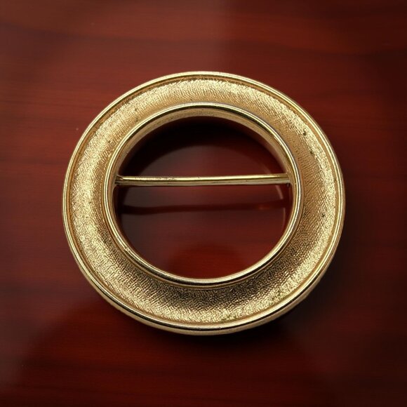 Vintage Mid 1939 –1955 Crown Trifari Circular Textured Brushed Brooch Pin - Picture 2 of 8